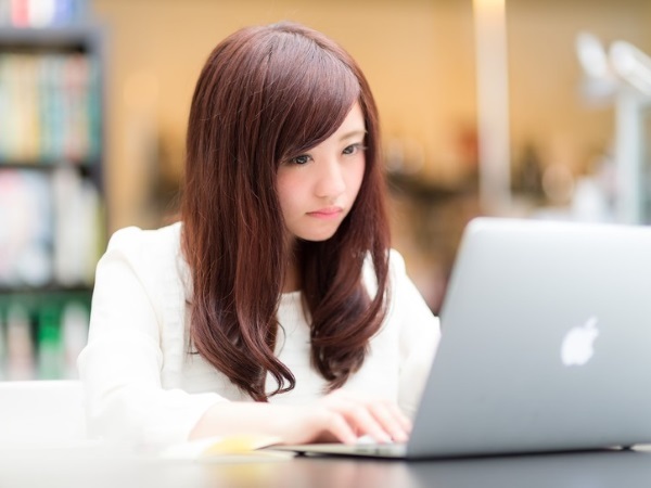 美人が「いいね！」していた、元カノがコメントしていた… SNSでヤキモチを焼いてしまった瞬間